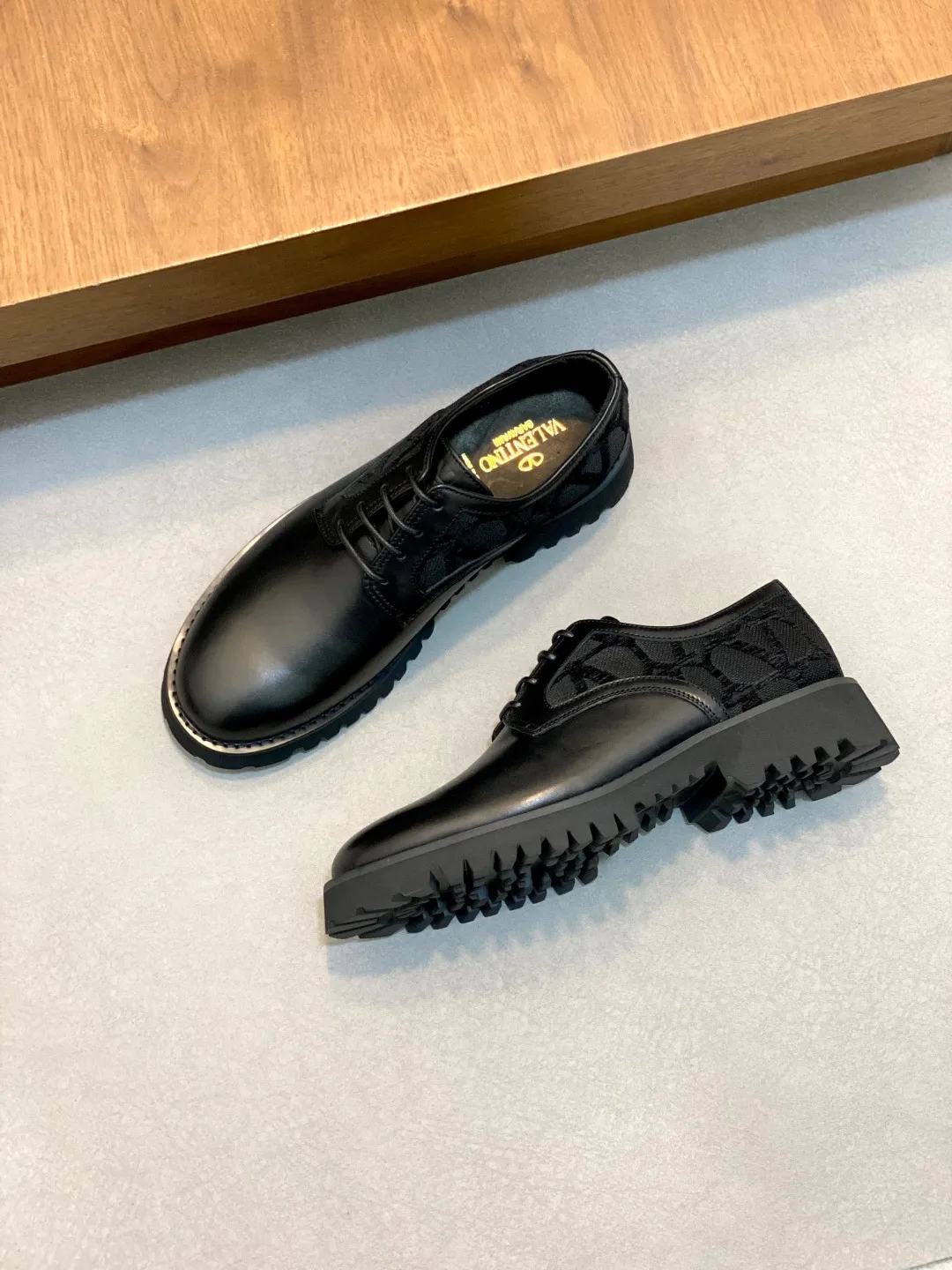 Men's shoes 💰740 VALENTINO Valentino's new men's fashionable casual leather shoes. These leather shoes are made of imported cowhide leather uppers, dyed calfskin lining and calfskin insoles. The upper foot is soft, comfortable and breathable. Comes with complete packaging in the original box! Visible details and quality. Size: 39-44 (customized at 38.45.46)